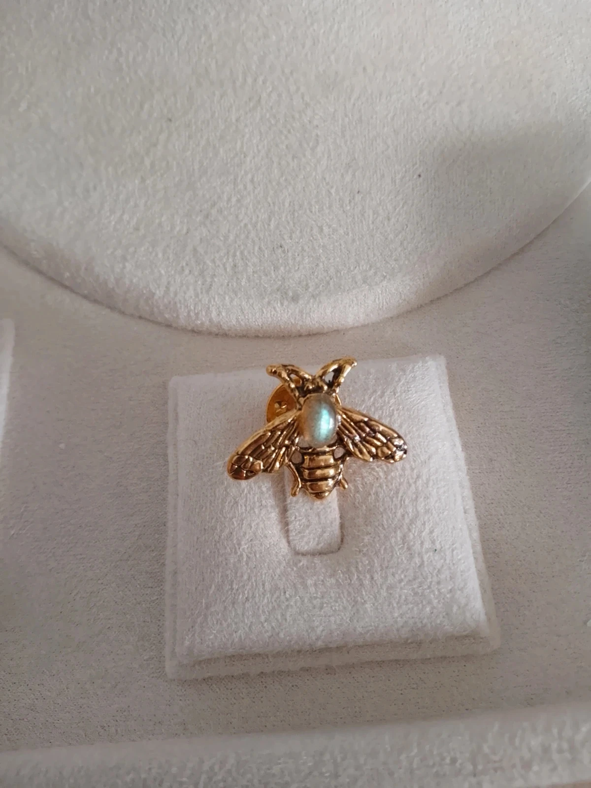 Broche abeille pierre de labradorite naturelle